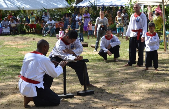 Atraksi Pesilat Patahkan Besi Hingga Beton Pukau Warga