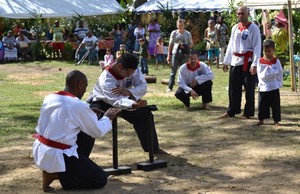 Atraksi Pesilat Patahkan Besi hingga Beton Pukau Warga Kaledonia Baru