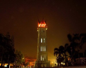 Liburan di Bukittinggi, Asyiknya Hunting Foto di Jam Gadang