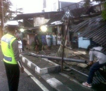 Ditabrak Truk Tangki, Warung Mie Ayam Roboh