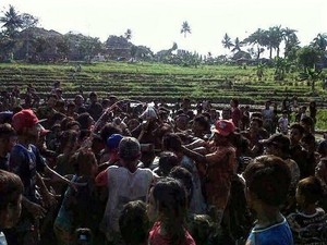 Sambut Ramadan, Ribuan Warga Palabuhanratu Gelar Tradisi Ngubek Sawah