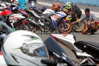 Peserta adalah komunitas motor 250 cc. Mereka melakukan coaching clinic dan latihan bersama.