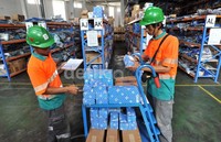 Petugas melakukan pengecekan suku cadang di gudang logistik Tata Part Center (TPC), Cibitung, Jawa barat, Selasa (2/6/2015).