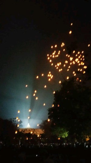 Lampion Terbang Akhiri Perayaan Waisak 2015