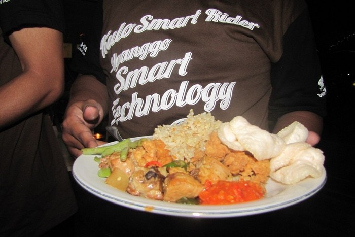 Asyiknya Makan Malam di Tengah Hutan Bakau Probolinggo