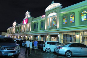 Yodpiman, Mal Pinggir Sungai Paling Hits di Bangkok