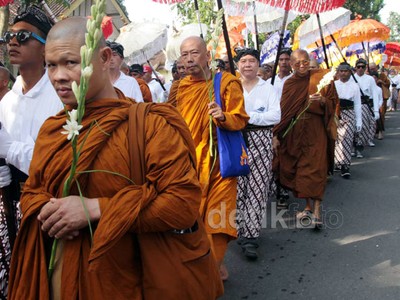 Prosesi Peringatan Tri Suci Waisak 2015