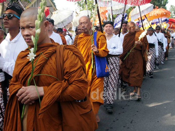 Prosesi Peringatan Tri Suci Waisak 2015