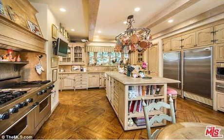 Akhirnya, Ozzy Osbourne Beli Rumah Mewah Lagi Rp 131 Miliar Akhirnya, Ozzy Osbourne Beli Rumah Mewah Lagi Rp 131 Miliar