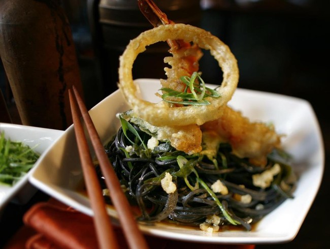 Enaknya Malam Ini Menyantap Cwie Mie Gurih Berkuah Hangat!