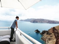 Keindahan Santorini dari kamar penginapan Ashraf dan BCL. (Instagram/Bunga Citra Lestari)
