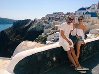 Thank you to the beautiful Santorini, to the inspiring views that take our breath away, to the Angels who show us the little gems and guide us, the the Greek Gods and Goddesses who have lived in this land thru time. And thank you Time, for giving us the space and the moments to Be. #grateful, tulis Ashraf di caption foto. (Instagram/Ashraf Sinclair)