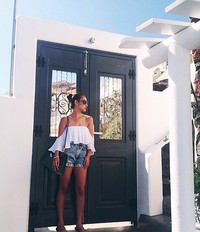 BCL tampil seksi dengan blus putih dan hot pants denim. (Instagram/Bunga Citra Lestari)