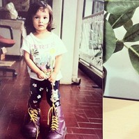 Kecil-kecil Chelsea sudah bergaya dengan sepatu dr. Martens. (Instagram/Chelsea Islan)