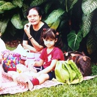 Grandmama and little me having a mini picnic in Central Park, NY, tulis Chelsea di caption foto. (Instagram/Chelsea Islan)
