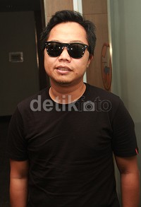 Sebagai andalannya, lagu berjudul 'Wanita' dipilih Bebi sebagai single. Lagu tersebut ia bawakan bersama Sandhy Sadoro. Pool/Gus Mun/detikFoto.