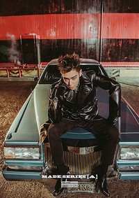 TOP terlihat sangat cool dengan penampilan serba hitamnya. (YG Entertainment)