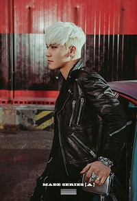 Tetap berambut pirang, Seungri tampak keren dengan gaya bad boy-nya. (YG Entertainment)