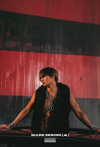 Berbeda dari member lainnya yang bergaya dengan jaket kulit, Daesung memilih bergaya dengan jaket berbulu tanpa lengan yang memamerkan perut six pack-nya. (YG Entertainment)
