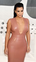 Hamil 3 Bulan, Kim Kardashian Seksi Berbaju Superketat
