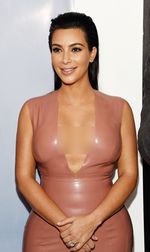 Hamil 3 Bulan, Kim Kardashian Seksi Berbaju Superketat