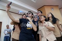 Giring tak lupa untuk selfie dengan para siswa.