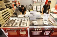     Pengunjung memadati IndoBuildTech Expo 2015 di Jakarta Convention Centre, Jakarta, Rabu (06/03/2015).