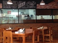 Interior restoran Jjang Korean Noodle & Grill di Senopati terasa hangat dengan sentuhan Korea. Meja dan bangkunya dari kayu dengan pelitur cokelat muda.