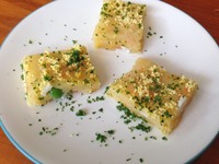 Gamja Salad berupa lumatan kentang berisi cincangan wortel, kacang polong, dan potongan putih telur rebus.  Teksturnya lembut dengan rasa cenderung manis.