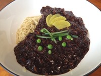 Jajangmyeon, mie berwarna kuning pucat yang diberi guyuran saus hitam agak kental. Di dalam saus terdapat potongan kentang, daging cincang dan bawang bombay. Toppingnya berupa irisan kulit mentimun, danmuji (acar lobak berwarna kuning) dan kacang polong. Saus jajangmyeon rasanya gurih dengan sedikit jejak pahit.