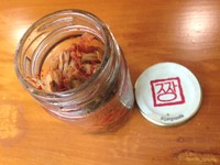 Kimchi disajikan dalam wadah seperti selai.