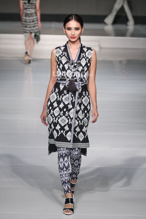 Ari Seputra Monochrometnic. Cita Tenun Indonesia. Jakarta Fashion & Food Festival 2015 at Ballroom Harris Hotel. Kelapa Gading. Jakarta. [Foto: Mohammad Abduh/Wolipop]