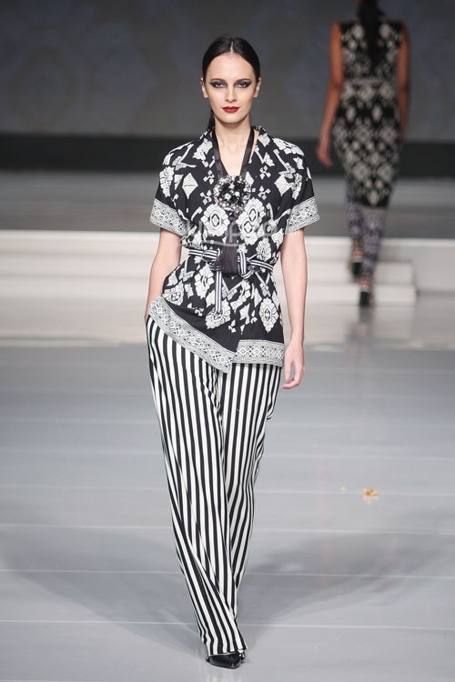 Ari Seputra Monochrometnic. Cita Tenun Indonesia. Jakarta Fashion & Food Festival 2015 at Ballroom Harris Hotel. Kelapa Gading. Jakarta. [Foto: Mohammad Abduh/Wolipop]