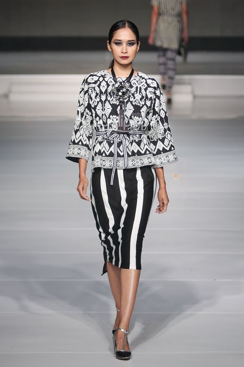 Ari Seputra Monochrometnic. Cita Tenun Indonesia. Jakarta Fashion & Food Festival 2015 at Ballroom Harris Hotel. Kelapa Gading. Jakarta. [Foto: Mohammad Abduh/Wolipop]