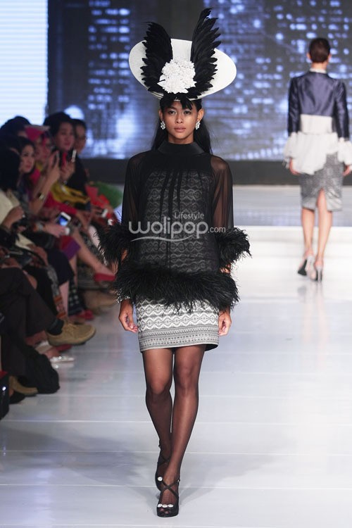 Chossy Latu Songket and the City. Cita Tenun Indonesia. Jakarta Fashion & Food Festival 2015 at Ballroom Harris Hotel. Kelapa Gading. Jakarta. [Foto: Mohammad Abduh/Wolipop]