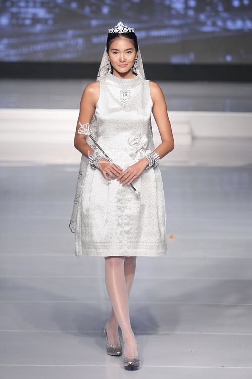 Chossy Latu Songket and the City. Cita Tenun Indonesia. Jakarta Fashion & Food Festival 2015 at Ballroom Harris Hotel. Kelapa Gading. Jakarta. [Foto: Mohammad Abduh/Wolipop]