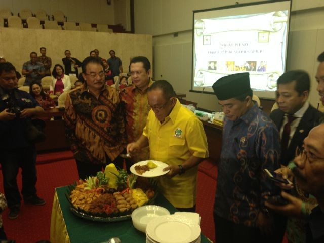 Sambangi DPR, Ical Gelar Syukuran Potong Tumpeng
