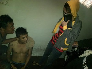 Pria Bertato Ini Kabur Tinggalkan Pacar Saat Dirazia Satpol PP dan BNNP