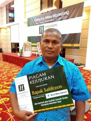 Sopir Taksi Jujur Ini Diganjar Hadiah Umrah karena Kembalikan iPad Bos Travel