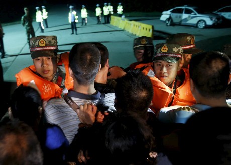 Keluarga Korban Kapal Tenggelam di China Protes Pemerintah