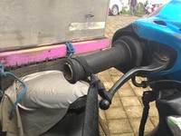 Motor milik pedagang bakso di Ubud, Bali ini menggunakan karet ban pada rem untuk menahan laju motor.