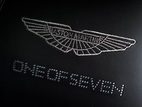Badges sayap Aston Martin terlihat di satu bagian mobil. Mobil memiliki beberapa sentuhan ekslusif yang tidak ditemui di mobil Aston Martin lainnya (istimewa/Aston Martin).