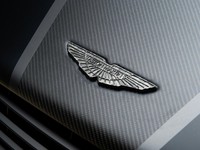 Proses finishing yang menakjubkan bisa terlihat di logo mobil. (Istimewa/Aston Martin).