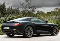 Bagian belakang mobil. Mobil terlihat menggunakan bodi berbahan karbon dengan warna hitam satin. (Istimewa/Aston Martin).