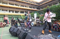     Menjadi band 'pembuka' sebelum Nidji, GoGoJiLL sukses mencuri perhatian para siswa.