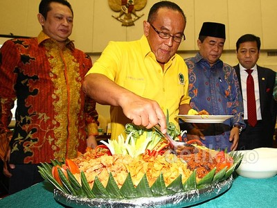 Ical Gelar Syukuran Potong Tumpeng di DPR