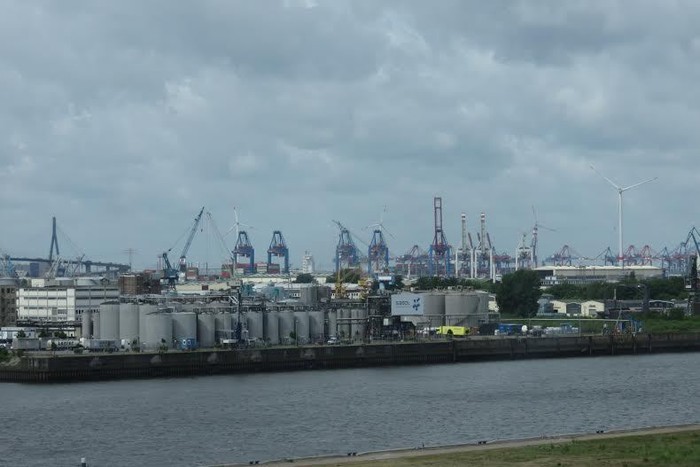 Ini Penampakan Pelabuhan Pintar, Listrik Dipasok dari Kincir Angin