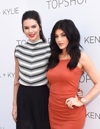 Kendall dan Kylie saat berfoto bersama.  Jasson Merritt/Getty Images/detikFoto.
