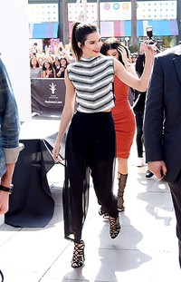 Tiba di lokasi acara, Kendall tampak tersenyum ramah menyapa penggemar yang hadir. Jasson Merritt/Getty Images/detikFoto.