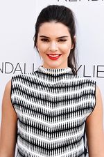 Cantiknya Kendall Jenner Berbibir Merah